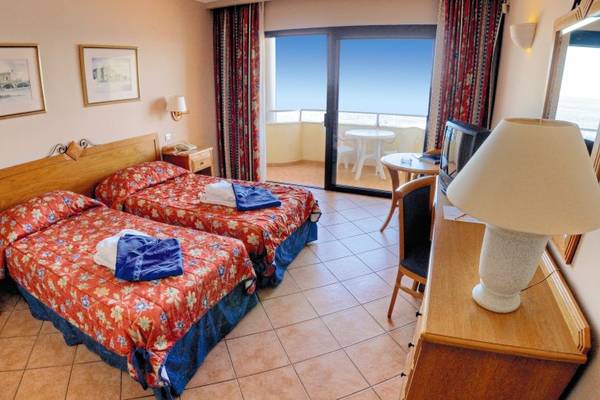Zimmer im LABRANDA Riviera Hotel & Spa mit zwei Betten, Balkon und Meerblick.