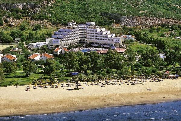 Luftaufnahme des Richmond Ephesus Resort Hotels mit Pool und Strand