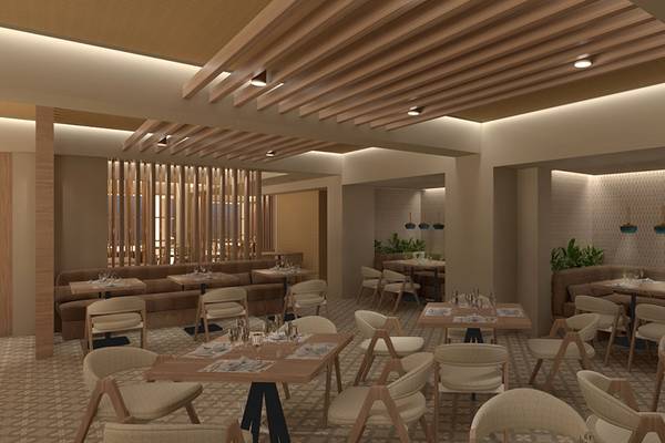 Innenansicht des Akasha Beach Hotel & Spa Restaurants mit Holztischen, Stühlen und Holzdecken.