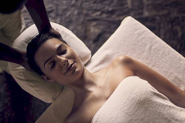 Frau genießt eine Massagetherapie im Jetwing Sea Hotel
