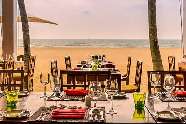 Restaurant am Strand von Jetwing Sea mit Blick auf das Meer