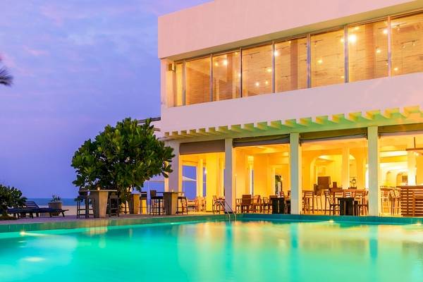 Jetwing Sea Hotel Pool bei Nacht mit Palmen und Meer im Hintergrund