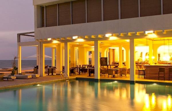 Abendansicht des Jetwing Sea Hotels mit Pool und Meerblick.