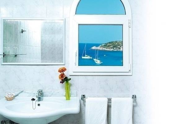 Badezimmer im Universal Hotel Aquamarin mit Meerblick und weißen Fliesen.