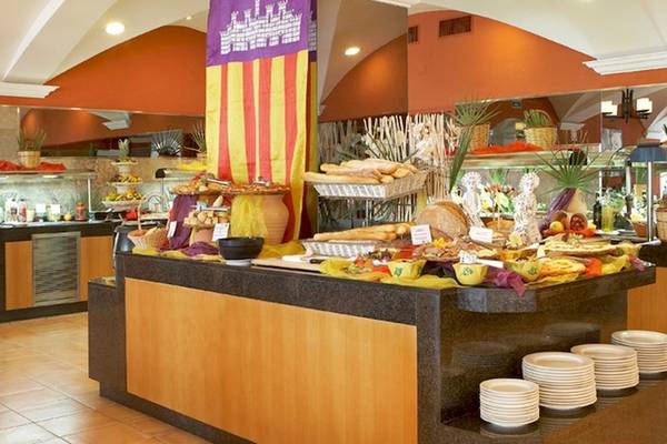 Buffet im Restaurant des Universal Hotel Aquamarin mit verschiedenen Gerichten und Dekorationen.