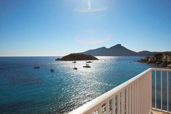 Aussicht vom Balkon des Universal Hotel Aquamarin mit Blick auf das Meer, mehrere Boote und eine Stadt im Hintergrund.