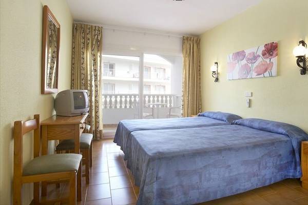 Doppelzimmer im Universal Hotel Aquamarin mit zwei Betten, Fernseher und Balkon.
