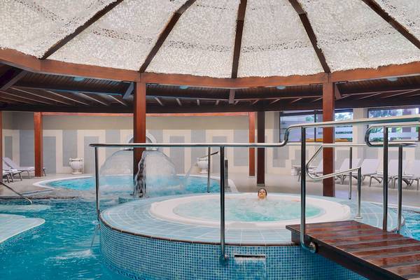 Person im Innenpool des H10 Conquistador Hotels