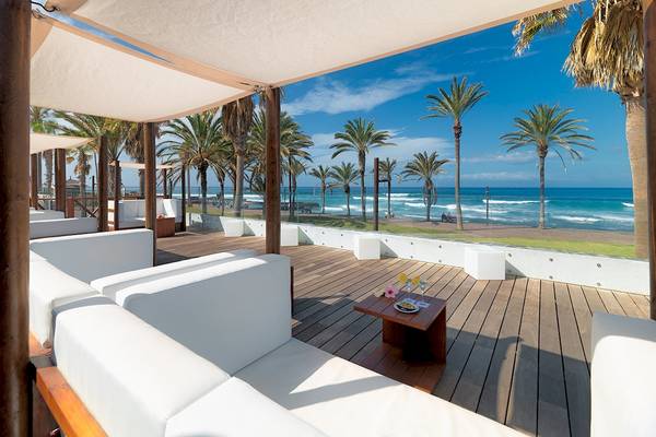 Terrasse des H10 Conquistador Hotels mit Blick auf das Meer und Palmen