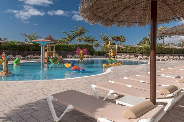 Poolbereich des Sheraton Fuerteventura Beach, Golf & Spa Resorts mit Liegestühlen und bunten Wasserspielzeug.