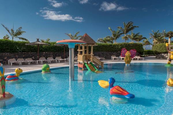 Pool mit Rutsche und Spielzeugen im Sheraton Fuerteventura Beach, Golf & Spa Resort