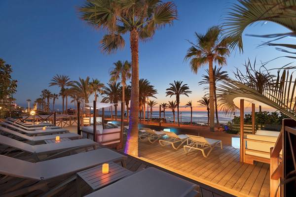 Abendliche Terrasse des H10 Conquistador Hotels mit Blick auf den Ozean und Palmen