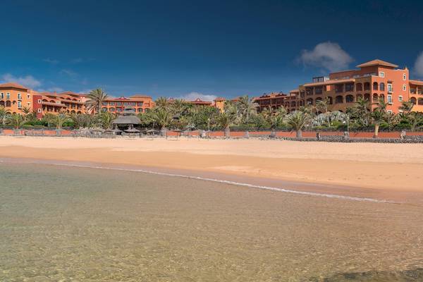 Außenansicht des Sheraton Fuerteventura Beach, Golf & Spa Resorts mit Blick auf den Strand und Gebäude.
