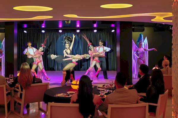 Hotel H10 Conquistador mit einer Bühnenshow, bei der Tänzer eine Choreografie aufführen.