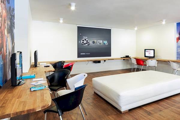 Spielzimmer im H10 Conquistador Hotel mit Computern, Sofas und Comic-Wand
