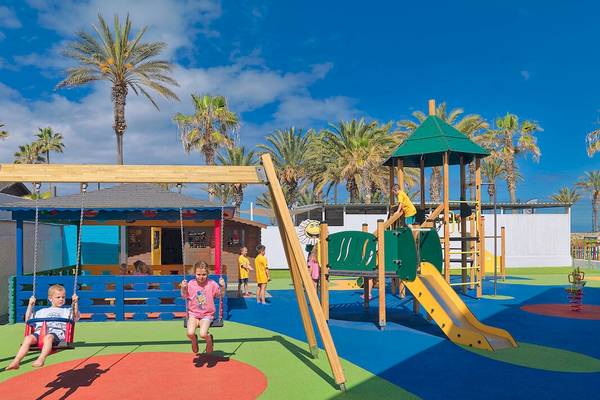 Kinderspielplatz im Freien im H10 Conquistador Hotel mit Schaukeln, Rutsche und Spielgeräten