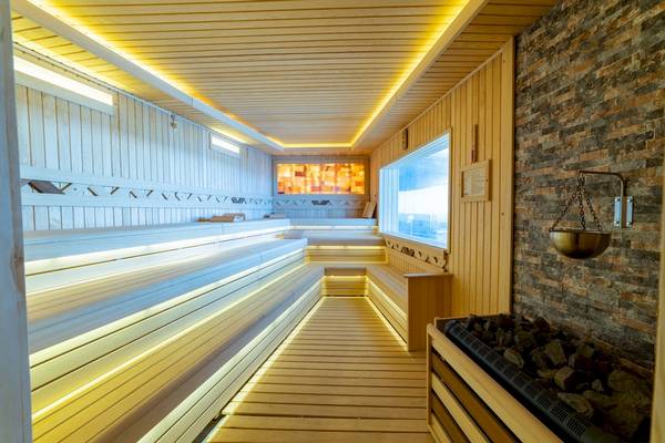 Innenansicht der Sauna im Ramla Bay Resort mit Holzwänden und Bänken.