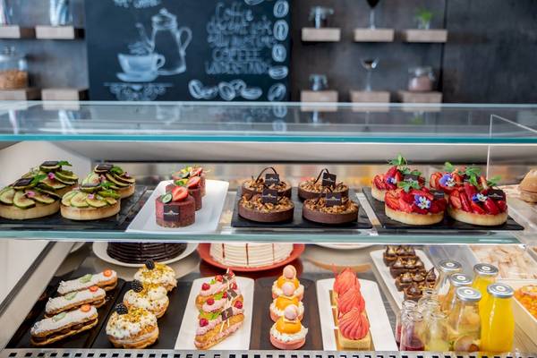 Pâtisserie-Display im Ramla Bay Resort mit verschiedenen Desserts und Konditoreiwaren.