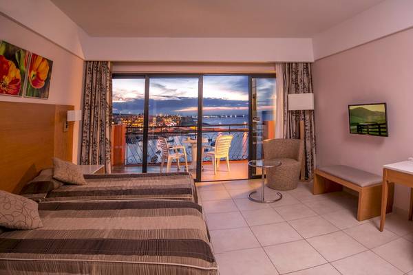 Hotelzimmer im Ramla Bay Resort mit Blick auf das Meer und die Stadt