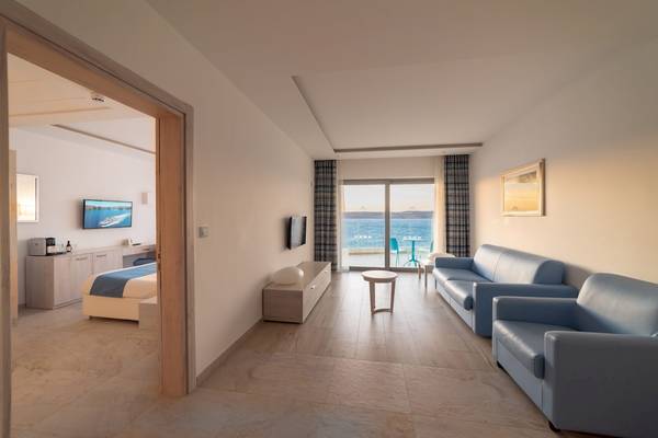 Innenansicht einer Suite im Ramla Bay Resort mit Blick auf das Meer.
