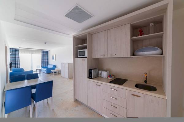 Küche im Ramla Bay Resort mit moderner Ausstattung und Blick auf den Balkon