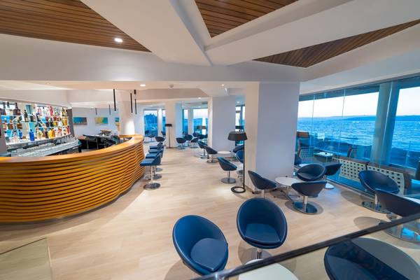 Innenansicht der Bar im Ramla Bay Resort mit Blick auf das Meer.