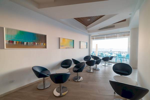 Innenbereich des Ramla Bay Resorts mit modernen Möbeln und Kunstwerken an der Wand.