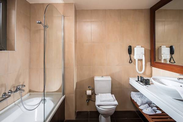 Badezimmer im Stella Palace Resort & Spa mit Badewanne, Dusche, Toilette und Waschbecken.