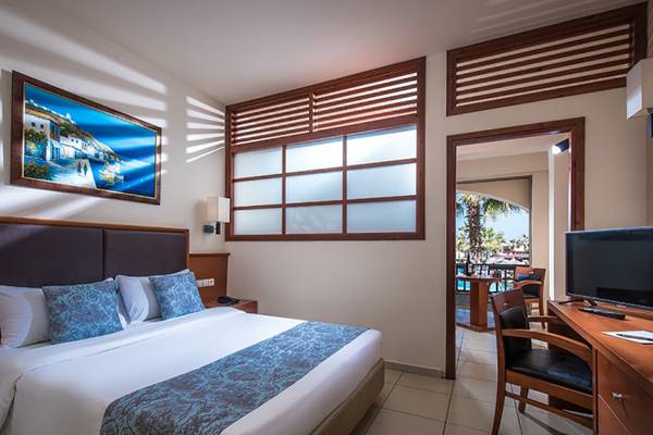 Hotelzimmer im Stella Palace Resort & Spa mit Bett, Schreibtisch, Fernseher und Balkon