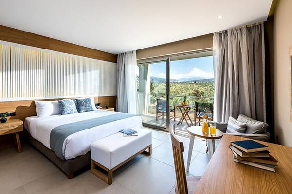 Stella Palace Resort & Spa Hotelzimmer mit Doppelbett, Balkon und Bergblick.