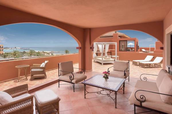 Terrasse des Sheraton Fuerteventura Beach, Golf & Spa Resorts mit Blick auf das Meer