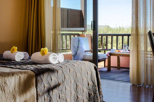 Zimmer im Stella Palace Resort & Spa mit Blick auf einen Balkon, Bettwäsche und Aussicht.