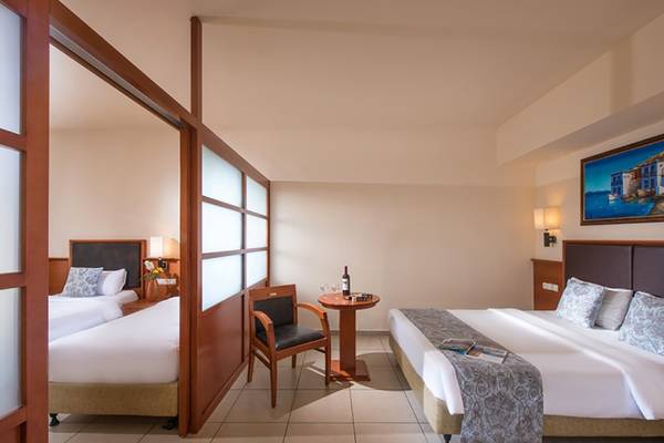 Doppelzimmer im Stella Palace Resort & Spa mit zwei Betten und einem Tisch