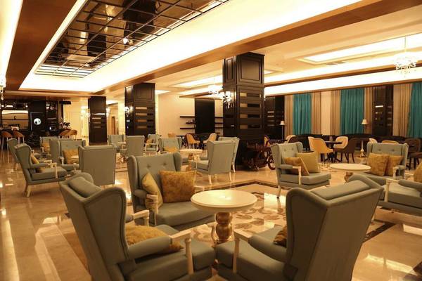 Lobby des J'adore Deluxe Hotel & Spa mit vielen gepolsterten Stühlen und Tischen.