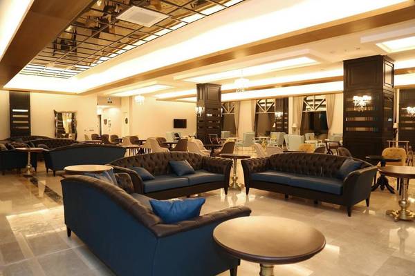 Lobbybereich des J'adore Deluxe Hotel & Spa mit vielen Sofas und Tischen.