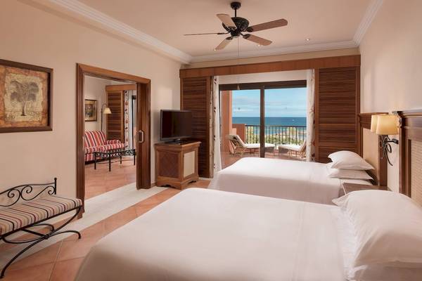 Schlafzimmer im Sheraton Fuerteventura Beach, Golf & Spa Resort mit Meerblick