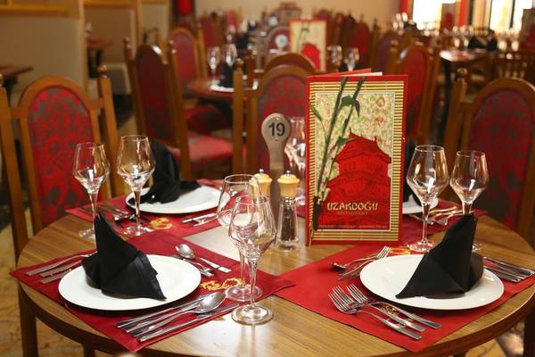 Restauranttisch im J'adore Deluxe Hotel & Spa mit roten Tischdecken und Platzkarten