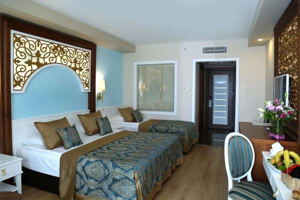 Doppelzimmer im J'adore Deluxe Hotel & Spa mit zwei Betten, Dekor und Möbeln