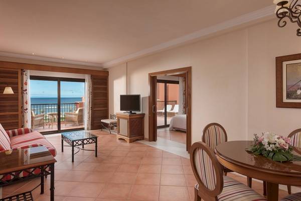 Innenansicht einer Suite im Sheraton Fuerteventura Beach, Golf & Spa Resort mit Blick auf das Meer.