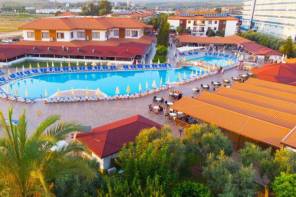 Luftaufnahme des Eftalia Holiday Village mit Swimmingpool, Liegestühlen und Gebäuden.
