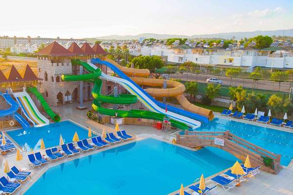 Luftaufnahme des Wasserparks im Eftalia Holiday Village mit mehreren Wasserrutschen und einem großen Pool.