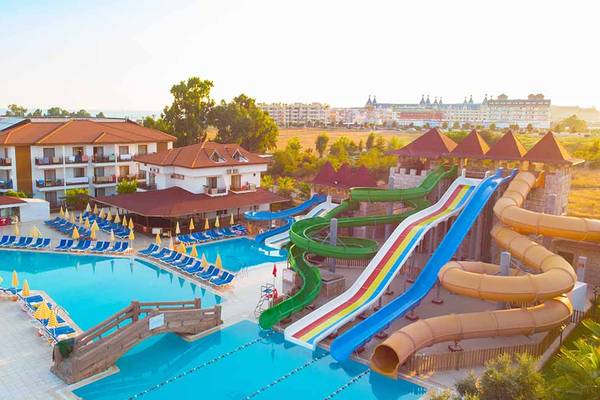 Luftaufnahme des Eftalia Holiday Village mit mehreren Pools, Wasserrutschen und Sonnenliegen.