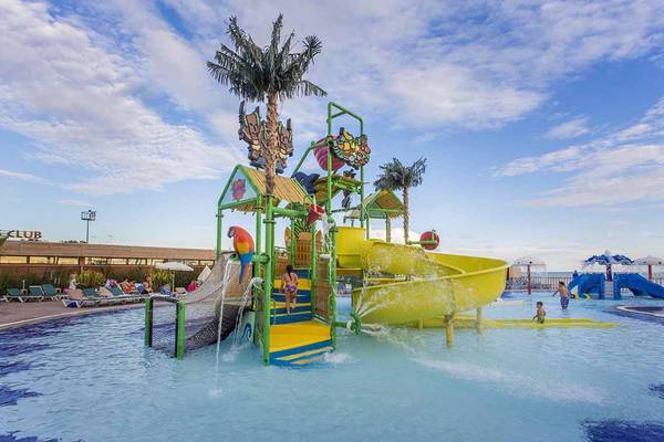 Wasserrutsche im Eftalia Holiday Village mit bunten Strukturen und Kindern.