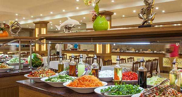 Buffet-Restaurant im Eftalia Holiday Village mit verschiedenen Speisen und Dekorationen.
