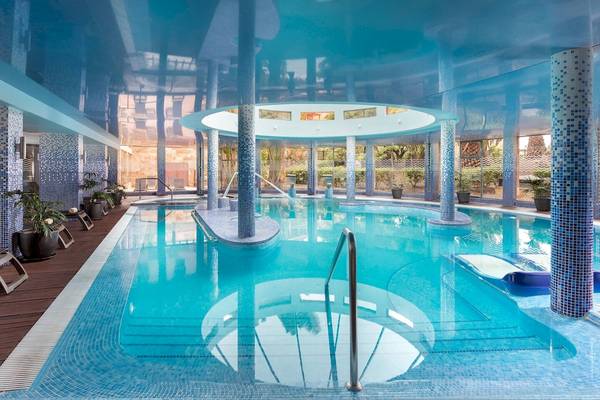 Innenpool des Sheraton Fuerteventura Beach, Golf & Spa Resorts mit blauer Decke und Wasserrutsche