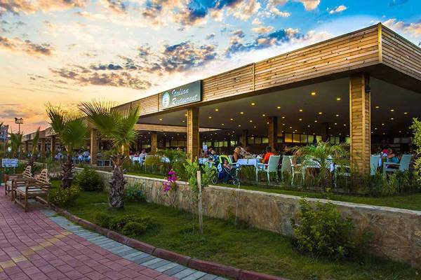 Außenbereich des Eftalia Holiday Village mit italienischem Restaurant