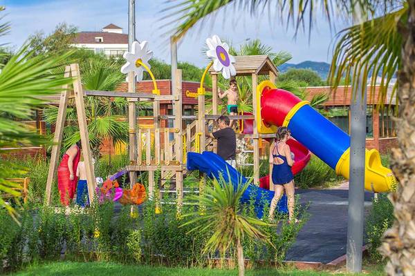 Kinderspielplatz im Eftalia Holiday Village Hotel mit bunten Rutschen und Spielgeräten.