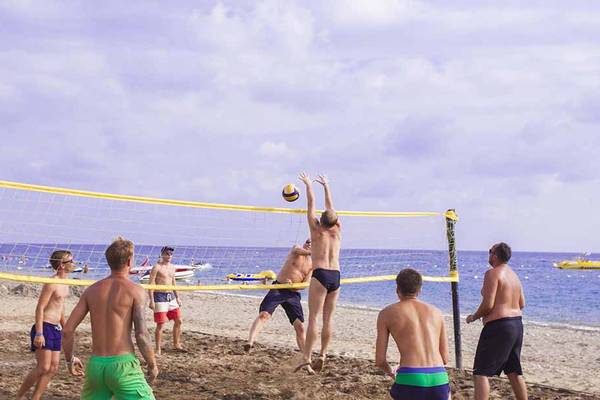 Gruppe junger Männer spielt Volleyball am Strand im Eftalia Holiday Village