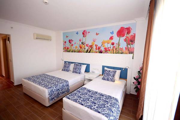 Doppelzimmer mit Blumentapete im Eftalia Holiday Village Hotel