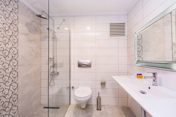 Badezimmer im Eftalia Holiday Village mit Dusche, Toilette und Waschbecken.
